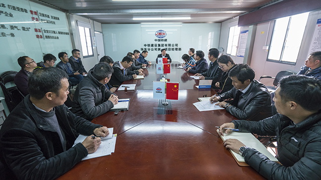 2:图为戴董事长在先锋国际广场三期指挥部召开安全会议.jpg