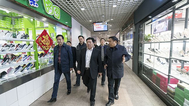 3:图为戴董事长一行检查招商场商户经营情况.jpg